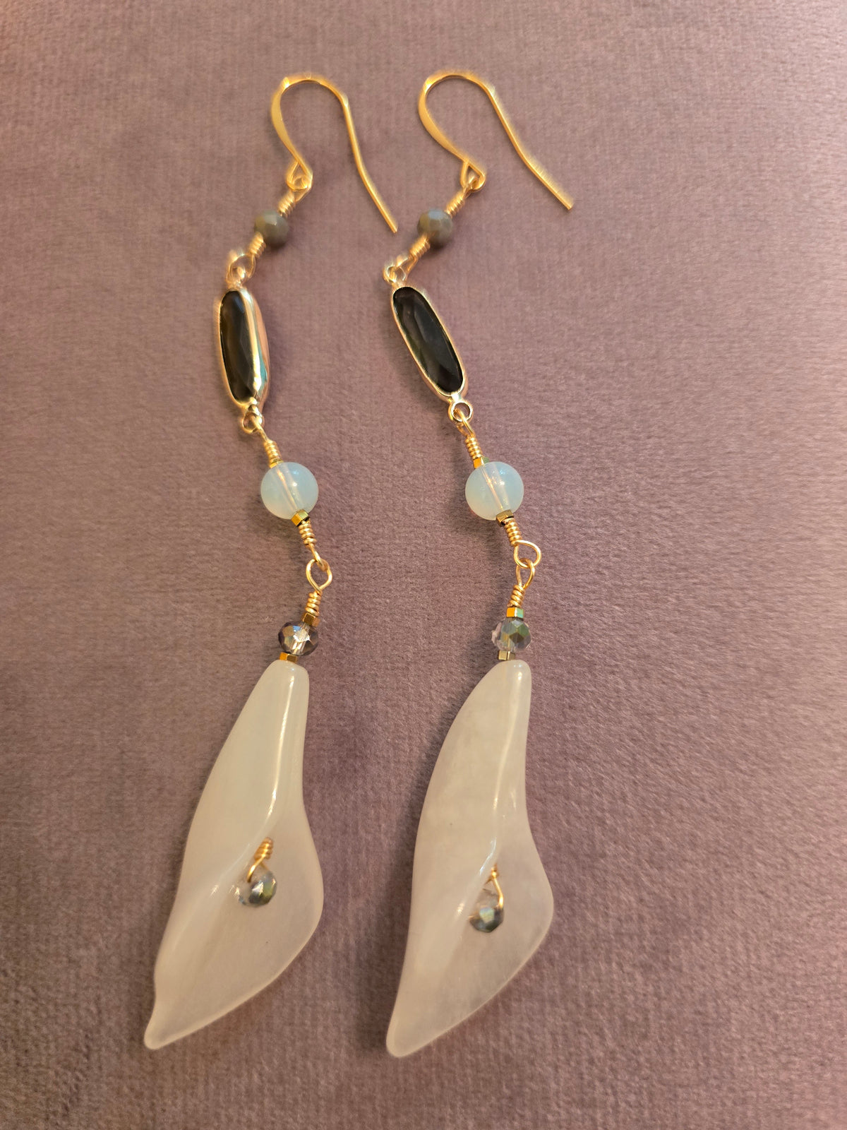 Natural white flower bead earrings